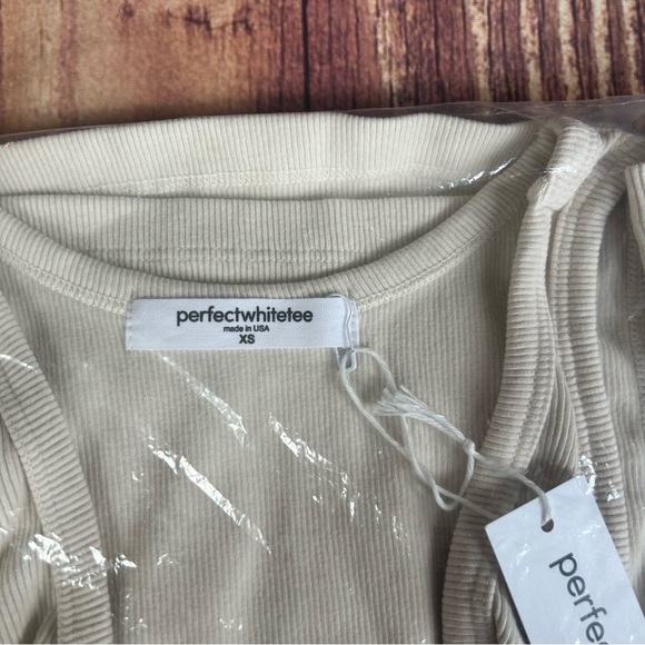 Women’s Perfectwhitetee Structures Ribbed V-Neck Tee in Sugar Maria Size XS NWT - Picture 3 of 9